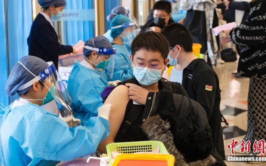 Trung Quốc tiêm vaccine Covid-19 cho 64% dân số vào cuối 2021, Ấn Độ mở phòng tiêm 24/7